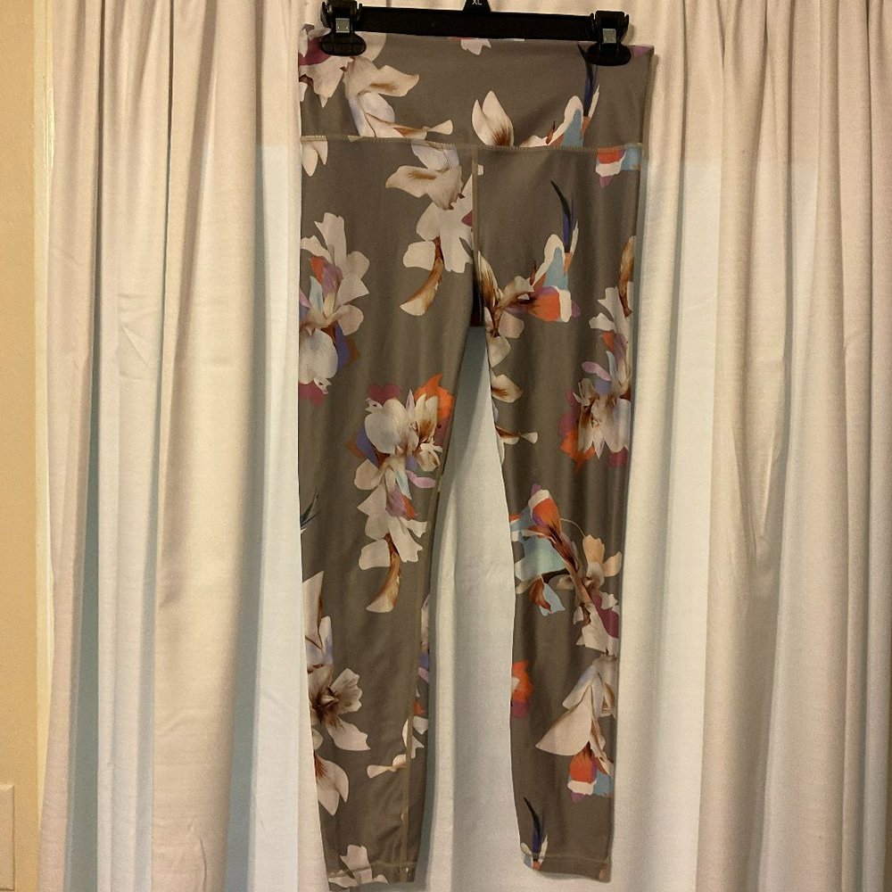 Athleta Elation 7/8 Leggings S Gray White Rose Blue Floral Paradise
